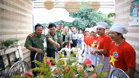 Cán bộ chiến sỹ Cụm thi đua số 7 trổ tài nấu ăn, văn nghệ