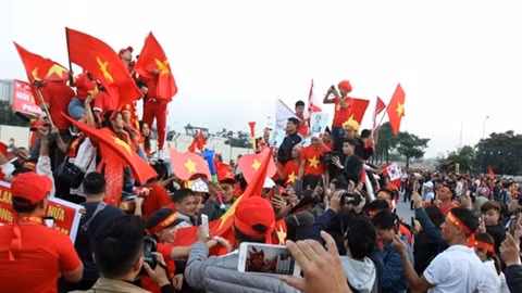 Cổ động viên nhuộm đỏ sân Mỹ Đình trước trận đấu với tuyển Thái Lan