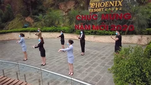 Màn múa Ghen Cô vy ngộ nghĩnh trong trang phục Mông và đồng phục công sở thu hút cư dân mạng