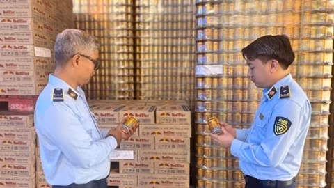 Hơn 200.000 sản phẩm Bò húc 'nhái' bị thu giữ tại xưởng sản xuất ở Bắc Ninh