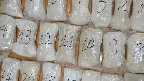 Bắt giữ hơn 5kg ma túy cất giấu trong thớt gỗ tại sân bay