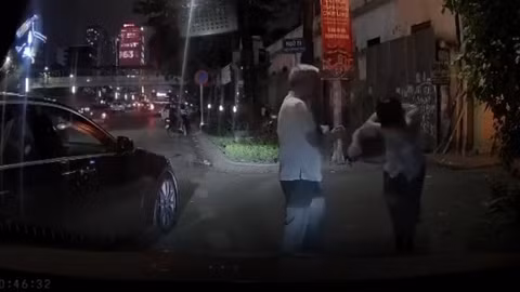 Va chạm giao thông, tài xế taxi bị đánh xây xẩm mặt mày