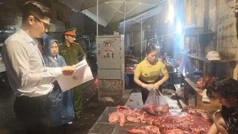 Hà Nội kiểm tra khu bán buôn thịt bò ở Hoàn Kiếm, phát hiện nhiều vi phạm