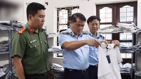 Đột xuất kiểm tra “kho hàng hiệu” trong ngõ nhỏ, phát hiện nhiều vi phạm