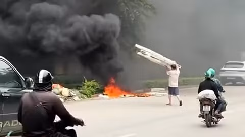 Xử phạt người đốt rác tạo khói đen bao trùm cầu Thăng Long