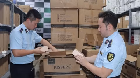 Bắt giữ kho hàng khủng không rõ nguồn gốc bán trên Tiktok