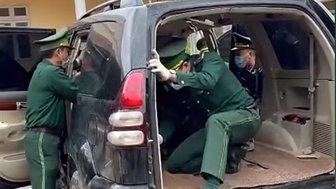 Lật tìm 70kg ma tuý dưới ghế và trong bình xăng ô tô