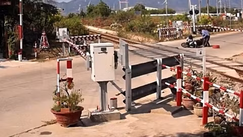 Xử phạt người phụ nữ lao xe máy tông sập barie khi tàu hỏa đang tới