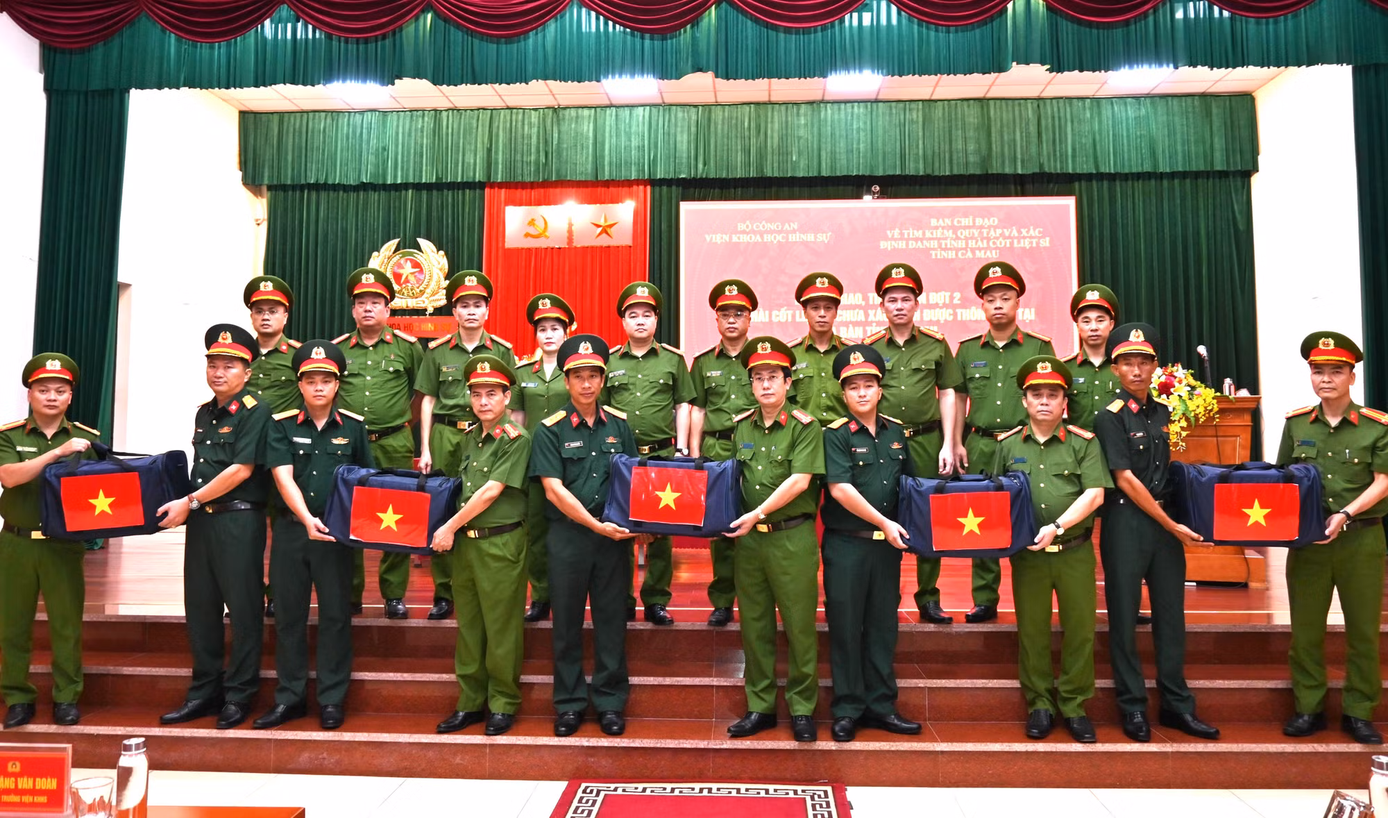 Đại tá Đặng Văn Đoàn, Phó Viện trưởng Viện Khoa học hình sự và các đồng chí lãnh đạo Viện Khoa học hình sự tiếp nhận đợt 2 mẫu hài cốt liệt sĩ còn thiếu thông tin tại địa bàn tỉnh Cà Mau từ Đoàn công tác của Bộ Chỉ huy Quân sự tỉnh Cà Mau.