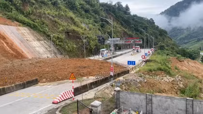 Hơn 2.000 m³ đất đá sạt lở chia cắt Quốc lộ 4D ở Lào Cai