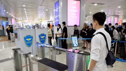 Triển khai kiosk sinh trắc học mới, hành khách check-in chỉ trong vài giây tại Nội Bài