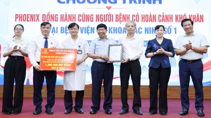 Tập đoàn Quốc tế Phượng Hoàng hỗ trợ bệnh nhân nghèo Bệnh viện Đa khoa Bắc Ninh 1 tỷ đồng 