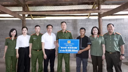 Công an Cao Bằng trao hỗ trợ xây dựng nhà cho hộ nghèo biên giới