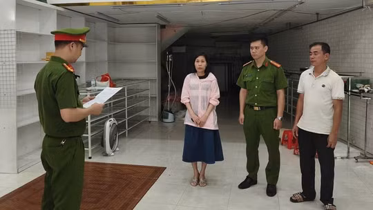 Phòng Cảnh sát kinh tế Công an tỉnh Ninh Bình đã khởi tố bị can Trần Thị Mơ (sinh năm 1984, trú xã Vũ Dương, tỉnh Ninh Bình) về tội "Xâm phạm quyền sở hữu công nghiệp"