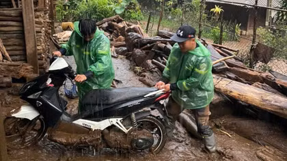 Công an Sơn La chủ động ứng phó hỗ trợ người dân chống lũ