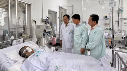 Lãnh đạo TP Hồ Chí Minh thăm, chia sẻ khó khăn các nạn nhân trong vụ cháy nhà