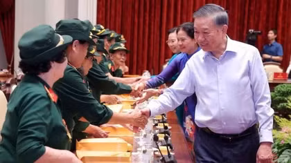 Tổng Bí thư, Chủ tịch nước Tô Lâm gặp mặt Đại đội nữ lái xe Trường Sơn