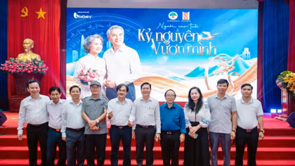 Đại diện Ban tổ chức chụp hình lưu niệm cùng đại biểu, lãnh đạo tỉnh Đồng Tháp.
