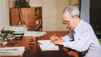 Ánh sáng Hồ Chí Minh soi đường cho chúng ta đi