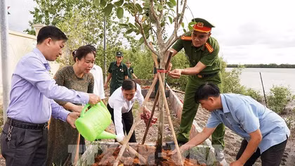 Người dân Đất Mũi thành kính tưởng nhớ công lao Bác Hồ