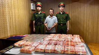 Khống chế đối tượng buôn ma tuý dùng dao, súng chống trả Công an