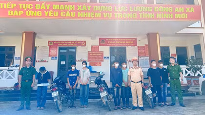 Triệu tập nhóm học sinh "làm xiếc" trên xe máy, quay clip câu view 