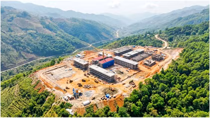 AMACCAO cùng lực lượng Công an vượt núi gieo chữ nơi "một tiếng gà gáy ba nước cùng nghe"
