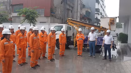 EVNNPC chủ động bảo vệ sức khỏe người lao động trong mùa mưa bão