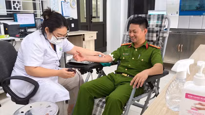 Đại úy Công an hiến máu hỗ trợ bệnh nhân phẫu thuật