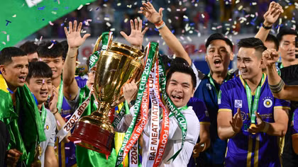 Ông Đỗ Vinh Quang ăn mừng chức vô địch V.League 2022.
