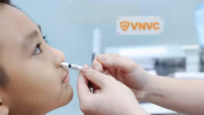 Cận cảnh sử dụng vắc xin cúm công nghệ mới bằng cách "xịt phun sương" nhẹ nhàng và thuận tiện. Ảnh: Nhân Lê