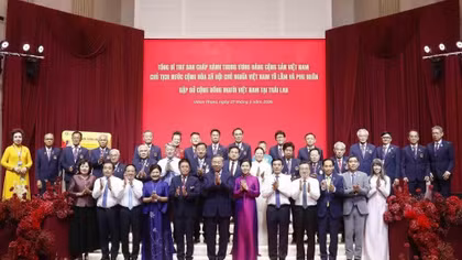 Tổng Bí thư, Chủ tịch nước Tô Lâm nói chuyện thân mật với cộng đồng người Việt Nam tại Thái Lan. 