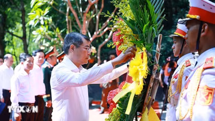 Thủ tướng Chính phủ Lê Minh Hưng dâng hương, hoa tưởng niệm tại đền tưởng niệm các Anh hùng, liệt sỹ đường 20 quyết thắng. 