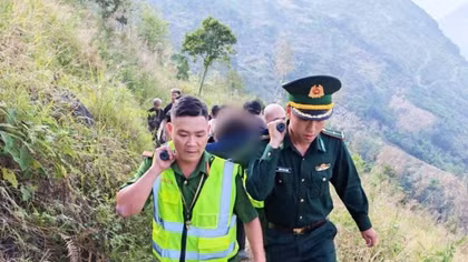Công an xã Lũng Cú cứu du khách rơi xuống vực tại điểm Cực Bắc