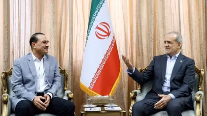 Thống chế Syed Asim Munir - Tư lệnh Lục quân Pakistan (bên trái) đến Tehran nhằm thúc đẩy các nỗ lực hòa giải. Ảnh: Al Jazeera.