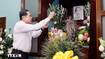 Chủ tịch Quốc hội Trần Thanh Mẫn dâng hương tưởng nhớ Chủ tịch Hồ Chí Minh