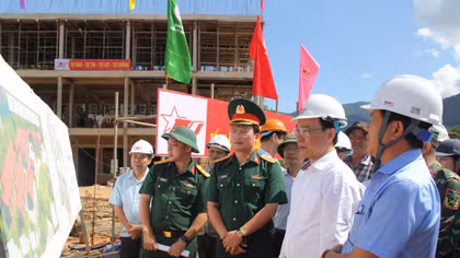 Bộ trưởng Bộ GD&ĐT Hoàng Minh Sơn và đoàn công tác kiểm tra tiến độ xây dựng trường nội trú liên cấp tại xã Hùng Sơn (TP Đà Nẵng).