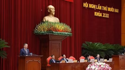 Hội nghị lần này diễn ra trong bối cảnh toàn Đảng, toàn dân, toàn quân ta chuyển trạng thái từ "Vừa chạy vừa xếp hàng" sang "Hàng thẳng, lối thông, đồng lòng cùng tiến" vươn tới tương lai.