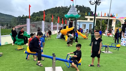 Những vòng tay ấm áp nâng bước các em học sinh vùng cao tới trường