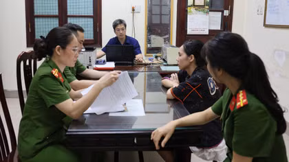 Đột kích "thủ phủ" sản xuất, phân phối sữa tắm, dầu gội giả quy mô lớn