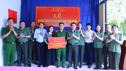 Trao tặng nhà tình nghĩa cho cán bộ Công an xã ở Lào Cai