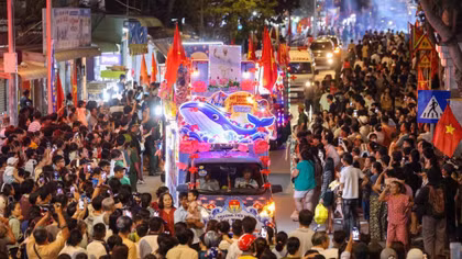 Chương trình “Diễu hành xe hoa - Đêm hội trăng rằm” Lễ hội Nghinh Ông - TP Hồ Chí Minh năm 2026 tại xã Cần Giờ, thu hút đông đảo người dân và du khách.