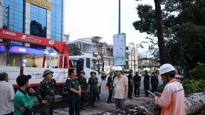 Công ty Điện lực Đồng Tháp xuyên đêm khắc phục thiên tai