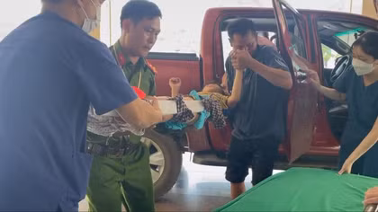 Thượng úy Nguyễn Mạnh Kiên sử dụng xe ô tô cá nhân đưa cháu Lồ Phà Quý đến Trung tâm Y tế khu vực Mường Khương cấp cứu.