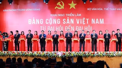 Tổng Bí thư Tô Lâm và các đồng chí lãnh đạo cắt băng khai mạc triển lãm.