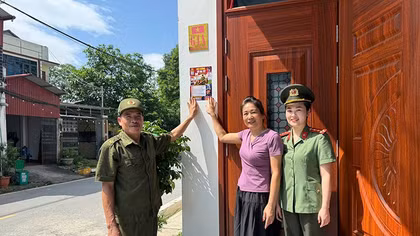 “Đi từng ngõ, dán từng nhà” – Lan tỏa đường dây nóng phòng, chống ma túy