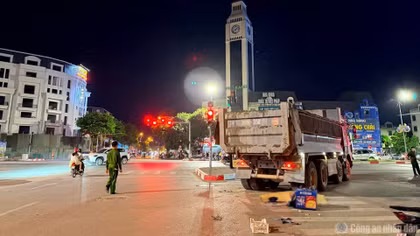 Nam shipper gặp nạn thương tâm sau va chạm với xe tải