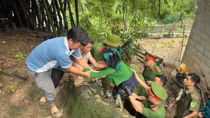 Công an Tuyên Quang kịp thời di dời hộ dân khỏi khu vực sạt lở 