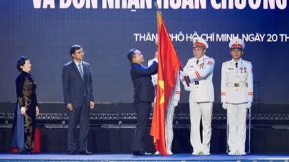 Vinamilk đón nhận Huân chương Độc lập hạng Nhất