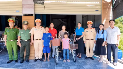 Công an TP Quảng Ninh trao tặng xe đạp cho học sinh có hoàn cảnh khó khăn